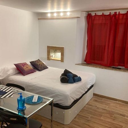 Malaguena Salerosa "Apartamento - Estudio Con Terraza" En Casa Tipica De 1 A 4 Dormitorios Malaga Ngoại thất bức ảnh